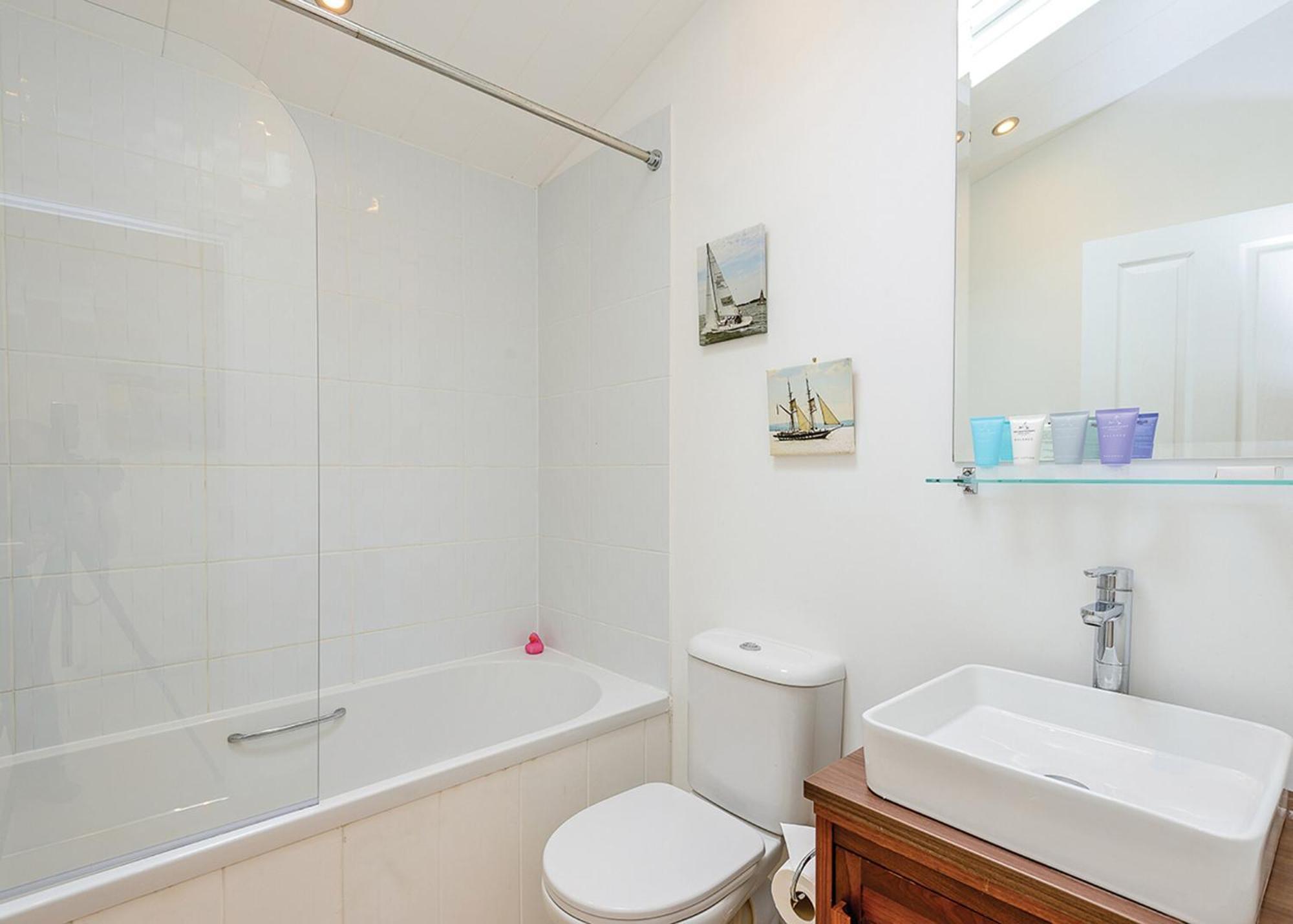 Woodside Coastal Retreat 호텔 Fishbourne  객실 사진